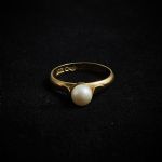 1685 7106 Ring med pärla